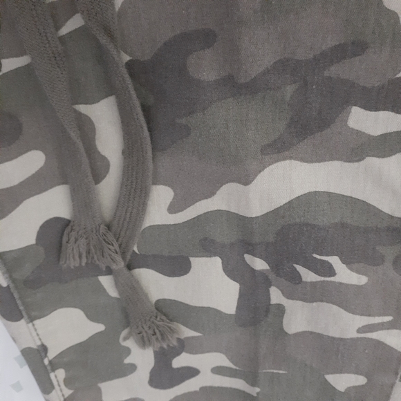 V.I.P. | Women's Camo Jeggings (size 9/10) - Picture 14 of 16